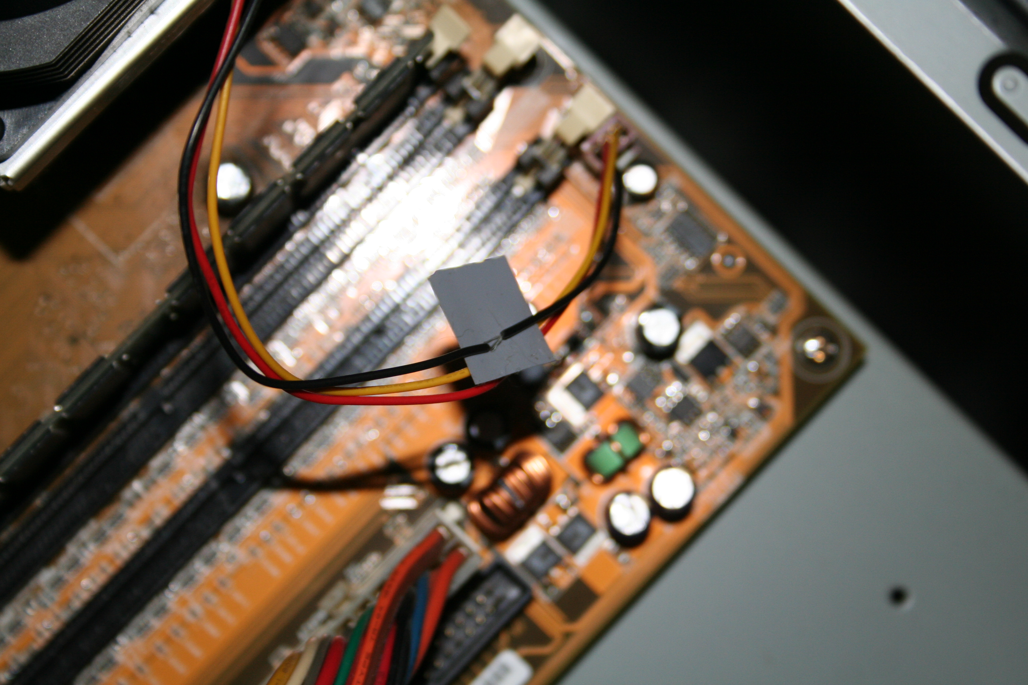 Ground wire for the CPU fan